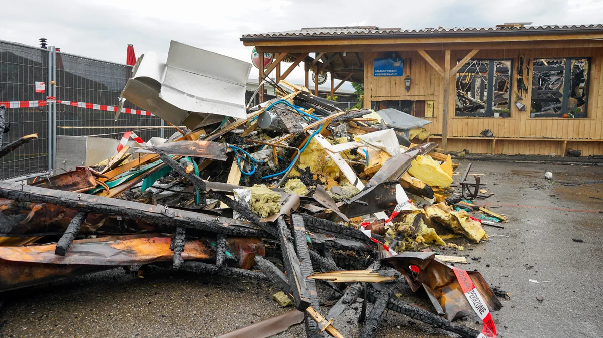 Das Feuer hinterliess einen Schutthaufen und eine Brandruine. Das Restaurant im Speck in Fehraltorf ist abgebrannt.